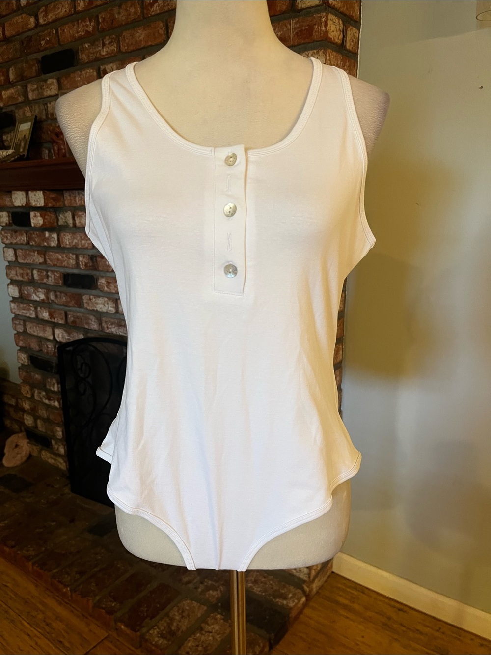 Reoria NWT Sleeveless White Henley Tank Bodysuit - Classic Women's Top